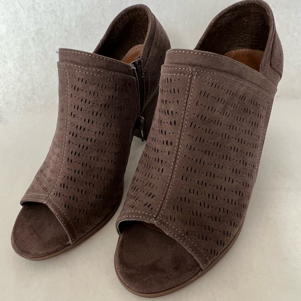 Open-toe shoes